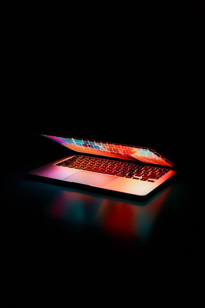 halb geöffneter Laptop- tezelnet