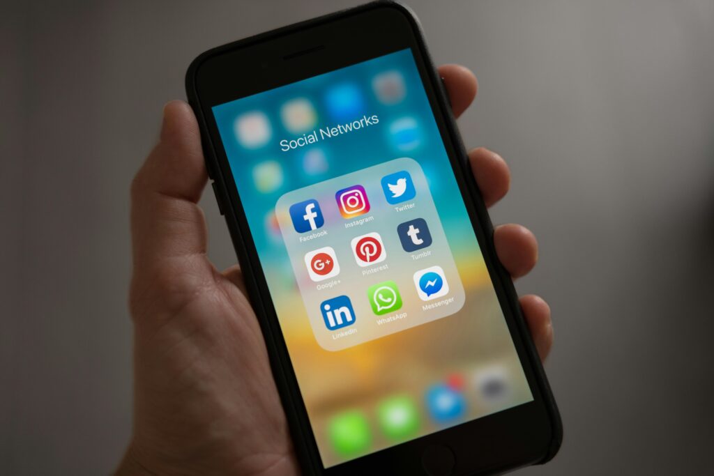 Handy mit Social Media Apps - Geschäftskund:innen